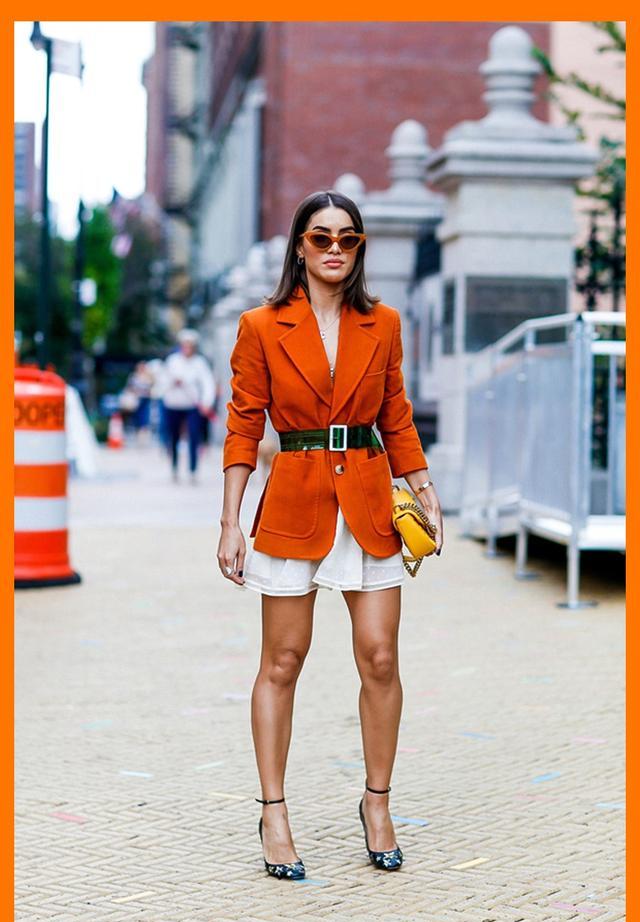 橙色 黑色黑色也是橙色非常好的搭配伙伴,只是与白色的提亮效果恰恰