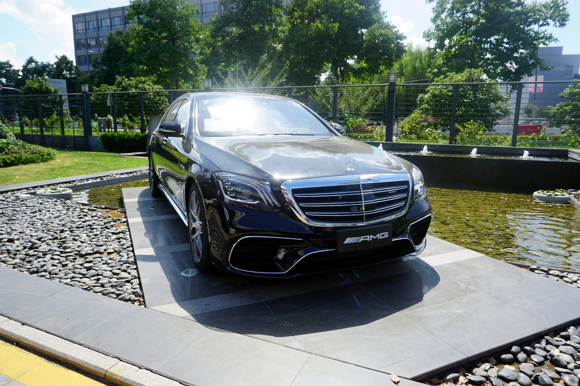 奔驰amg s63l 4matic  黑外棕内