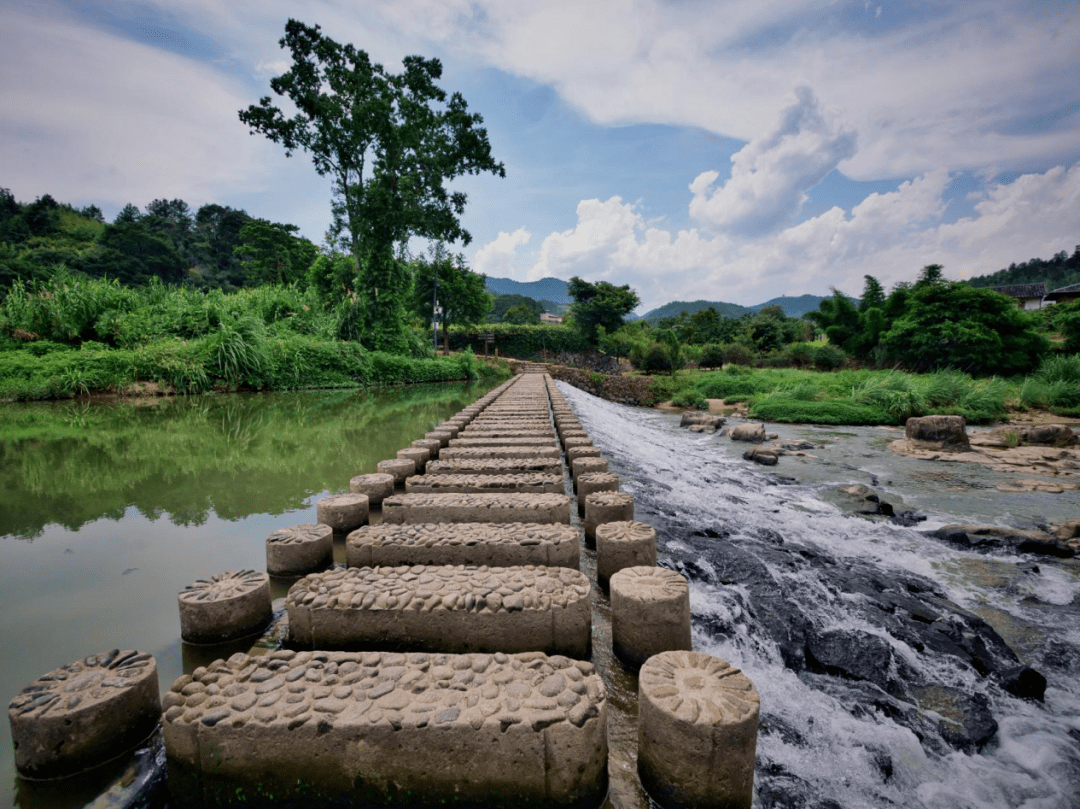 这一座月溪花渡图书馆,诞生之初是国内第一个民间工艺美术为主题的