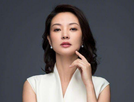 前央视主持人刘芳菲罕见露面皮肤白皙光滑43岁仍未婚无子