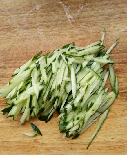 原创天太热,凉拌黄瓜别"单调",搭配这2种食材,清脆爽口还下饭