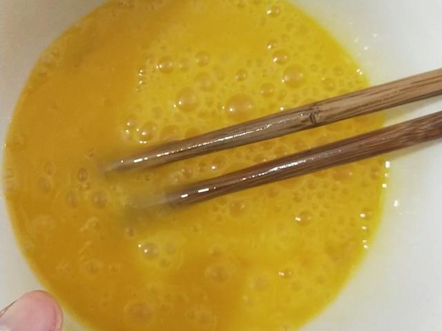 4.搅打成鸡蛋液