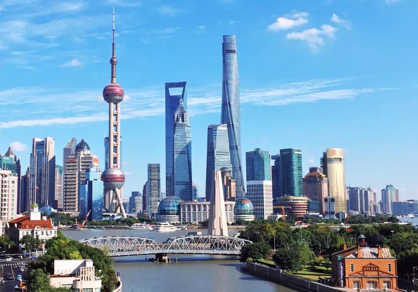 在这一个个商业名城,外滩无疑是最靓丽的城市名片之一