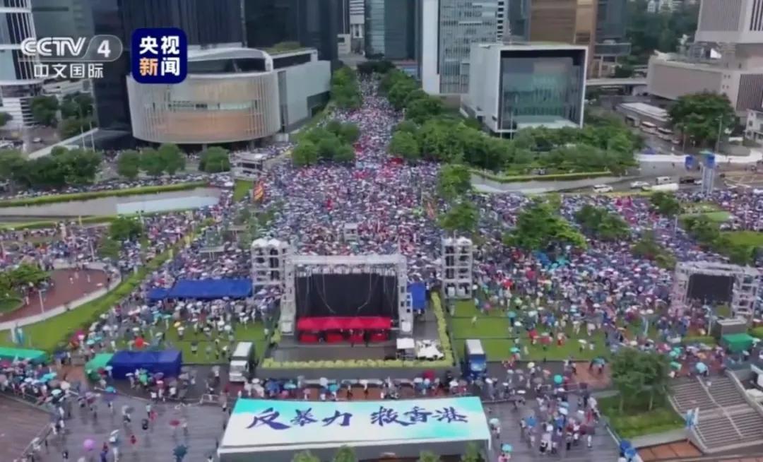 感动中国为香港警察颁奖!_李籍