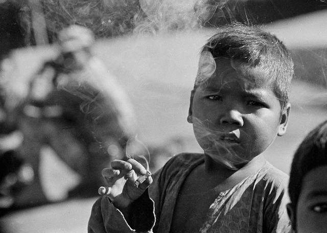 父亲是一个烟鬼,有很大的烟瘾,2岁的克烈也学会了模仿,看着父亲抽烟