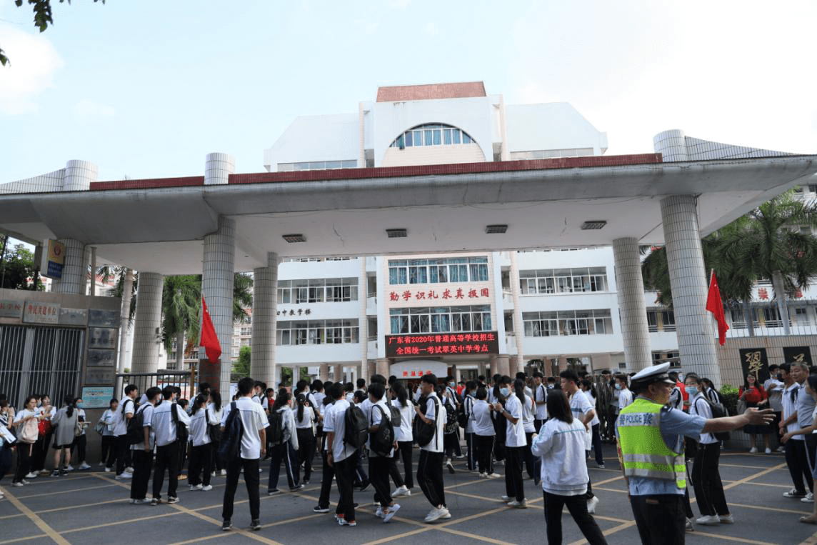 7:30左右,翠英中学考点,翠英和广二师附中的考生陆续到来.