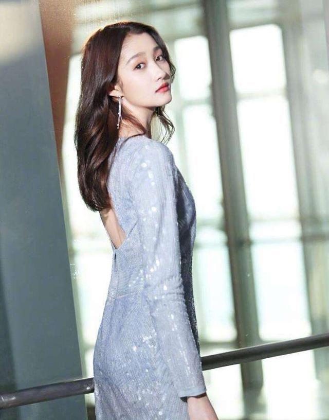 原创最近流行一种裙子叫反光裙,优雅感十足,热巴,关晓彤都爱穿