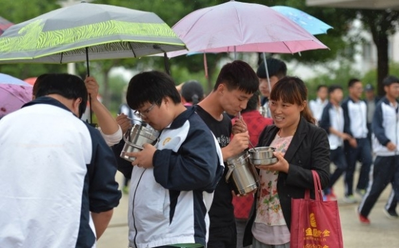 高考工廠毛坦廠中學有多拼學生燒香拜佛父母送飯到門口