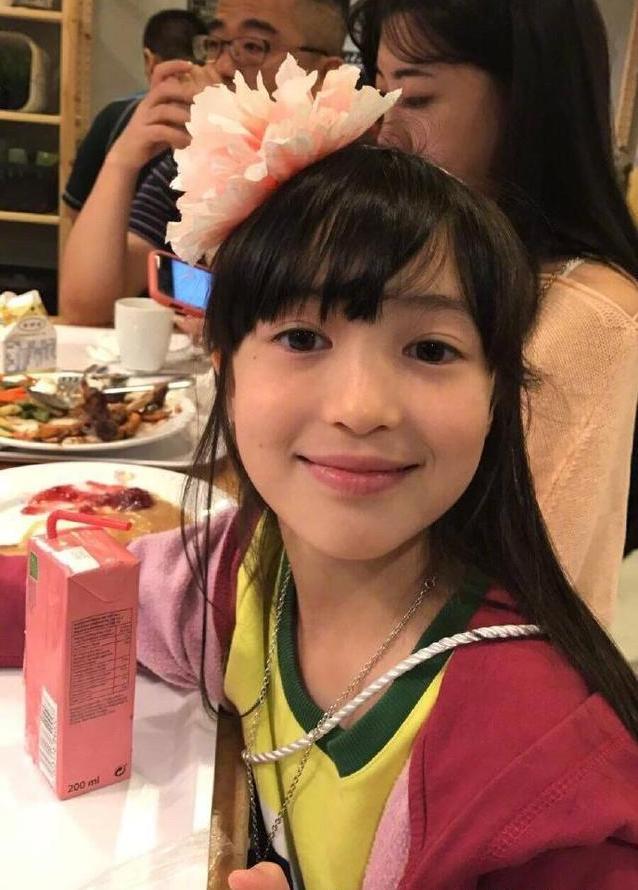 原创夏克立的女儿夏天长大了,五官精致大长腿,如今越长越像妈妈