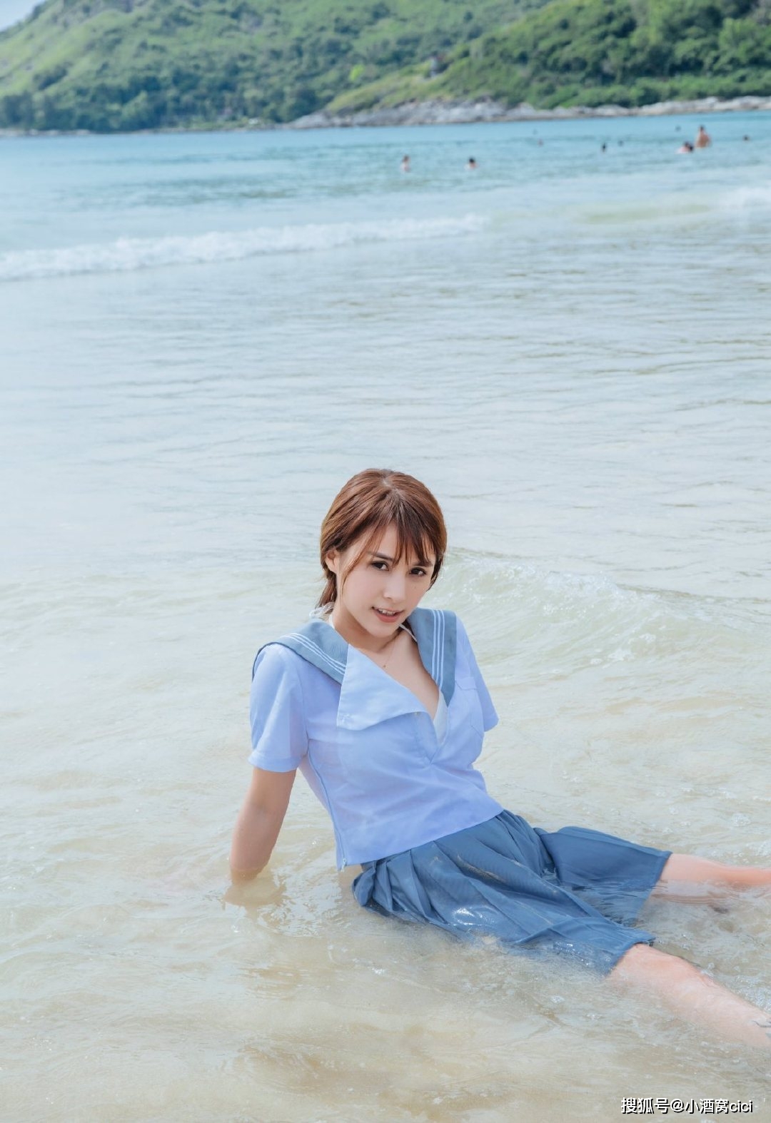 海边奔跑的校服女生