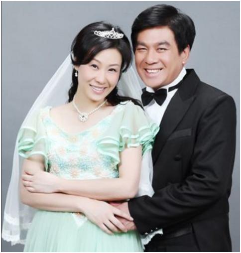 原创66岁朱时茂与儿子出镜儿媳颜值吸睛身材窈窕不输女明星