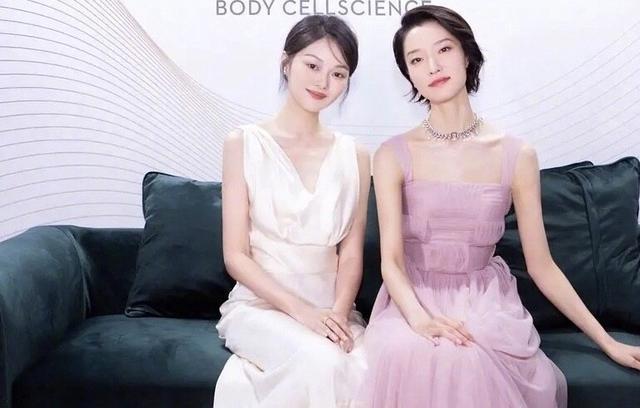 p得比白种人都白和刘雯合影,把腿p得比刘雯还长这个网红叫晚晚,现在