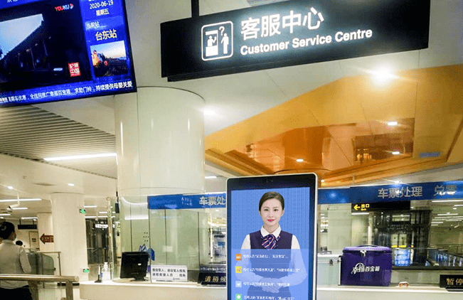青岛地铁虚拟真人服务员微笑上岗