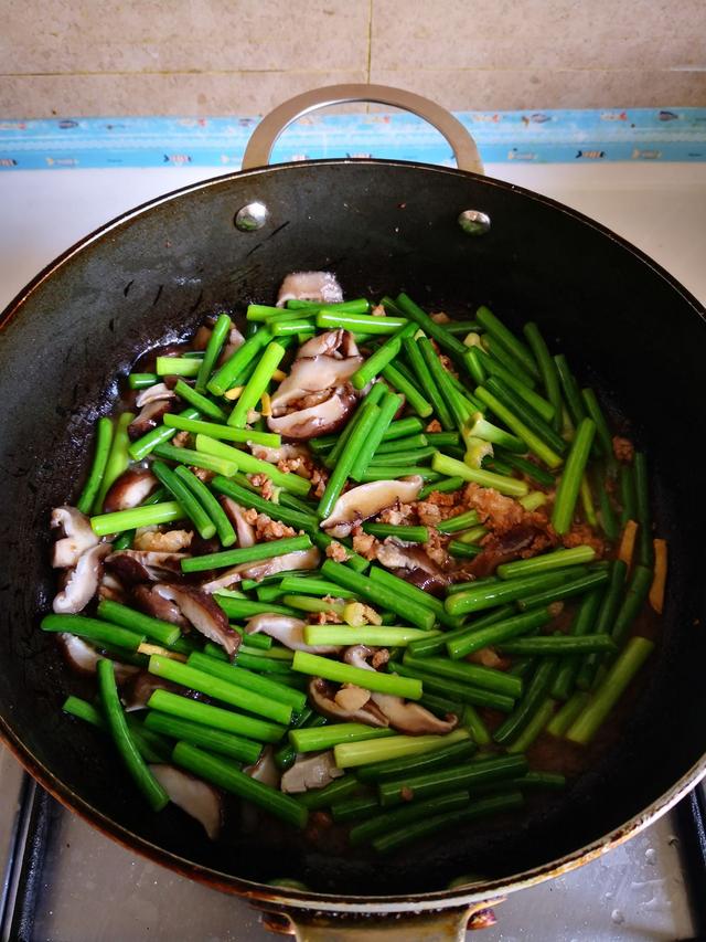 原創蒜薹這樣做才好吃,鮮嫩入味,開胃下飯,做法簡單,營養又美味