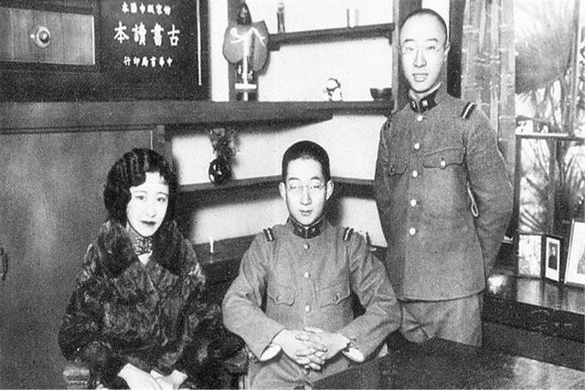 润麒的父亲郭布罗·荣源是一位开明人士,时任内务府大臣,一向主张男女