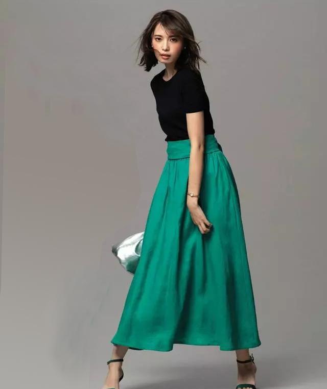 孔雀绿裙子怎么搭配上衣孔雀绿时尚典雅气质佳