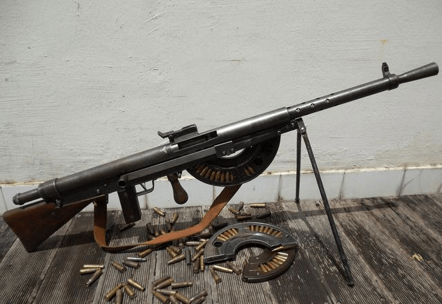 原创一件武器性能再差,也很难让用的人感觉害怕,绍沙m1915做到了!