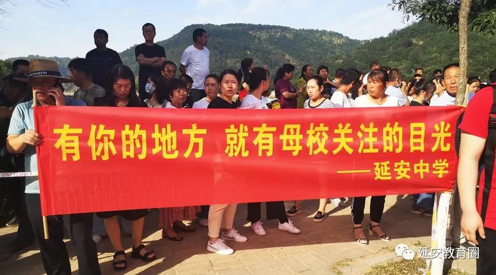 这条红底黄字的横幅,都能见到这样一条横幅.