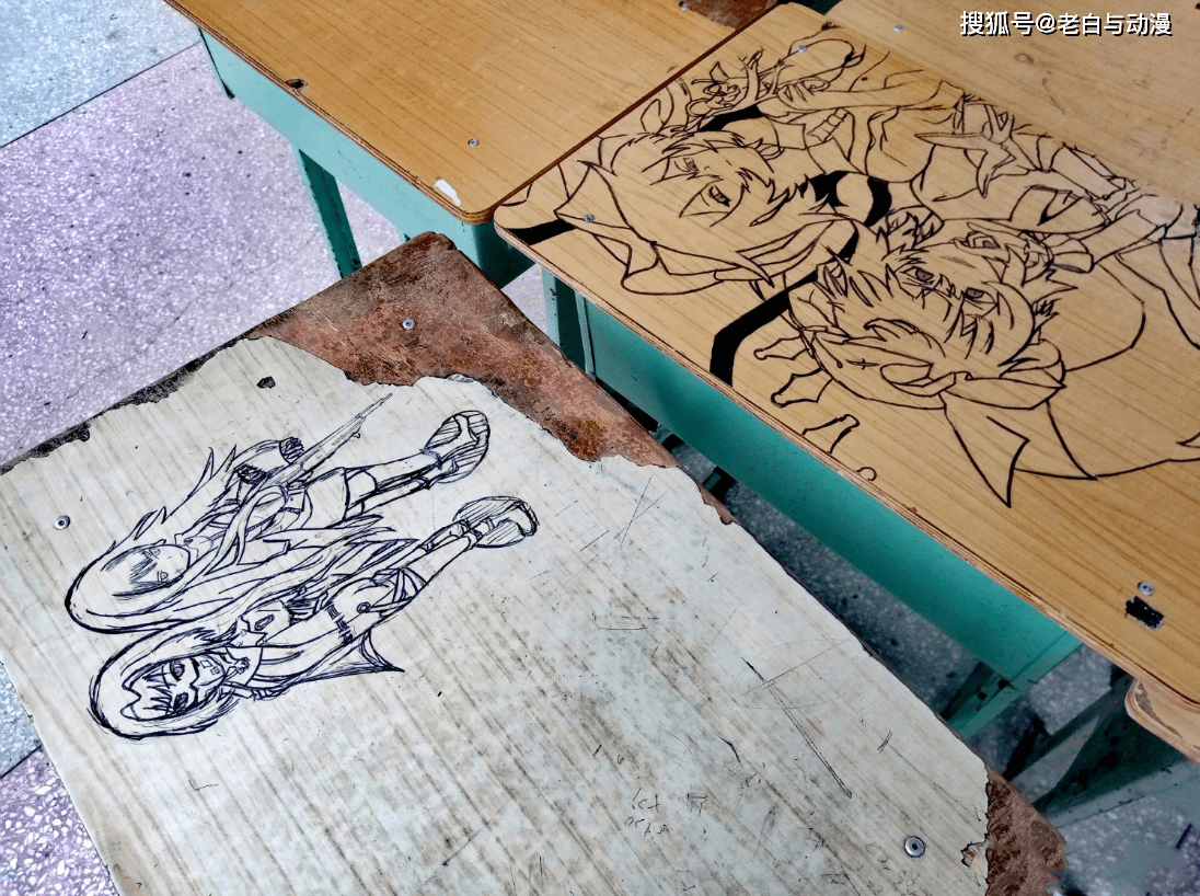 原创课本上涂鸦不算什么,你看下人家的课桌,让人羡慕!