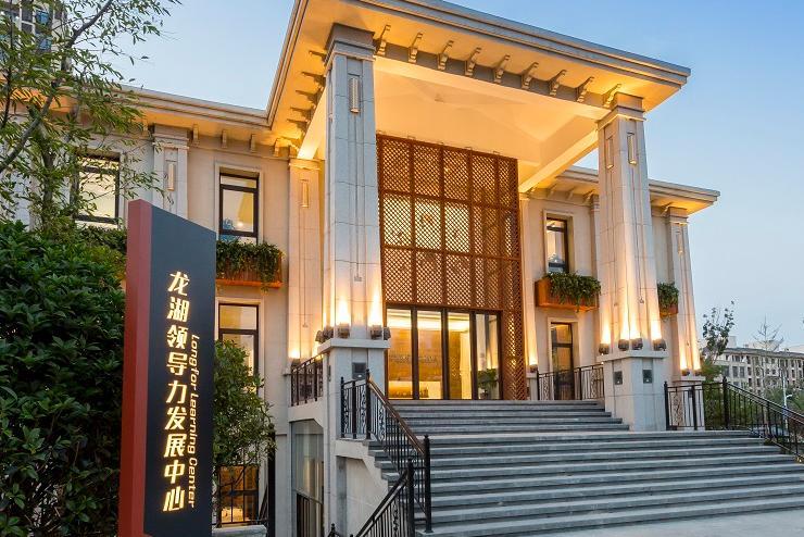 原创下一个杨惠妍将要诞生,母亲给她900亿,父亲未来还会追送几百亿