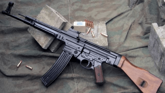 二战爆发后,德国陆军技术部设想研制一种可像冲锋枪那样连发的步枪