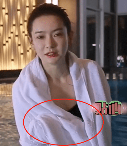 原创戚薇生理期坚持下水拍戏有谁注意她把手放在哪女生们看完秒懂