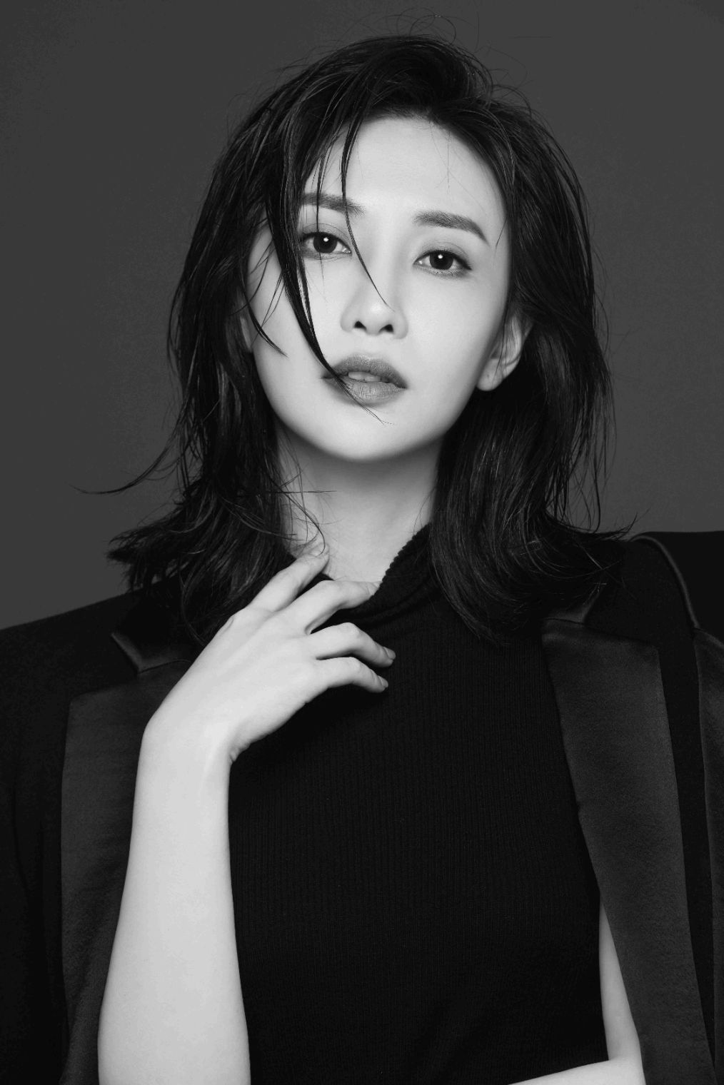 晨阳把脸贴到地上与新人竞争虎起来的北京大妞才是真正无价之姐