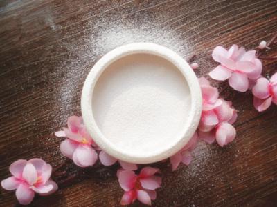 古妆敷铅粉,作用与现在打粉底类似,都是为了凸显自己肤白貌美,毕竟"一