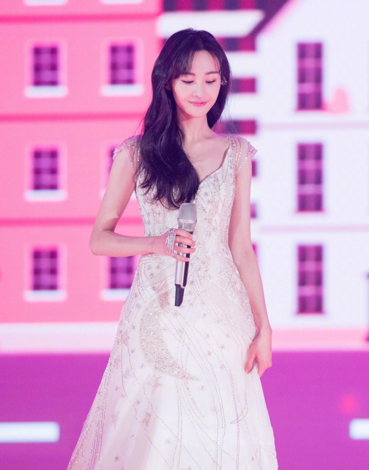 太平公主郑爽"长大"了?穿抹胸裙很惊艳,但勒出"副乳"太尴尬_身材