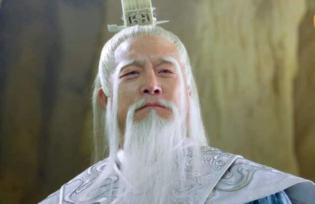 在《封神演义》中,为何有一人无功却成诸神之首?