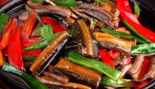 鳝鱼清理干净之后,剁成寸段,再一分为二,控干水分备用,接着将青椒切片