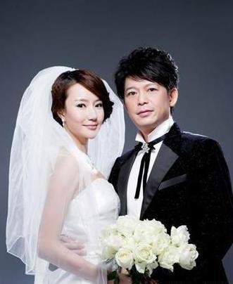 未婚的陈英杰在知道韩雨芹后很快就陷入了爱河,整个人完全变了样,举行