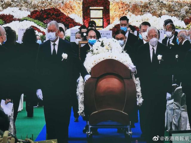 下午2点30分,何家在殡仪馆辞灵出殡,多位商政大佬为赌王扶灵,走出灵堂
