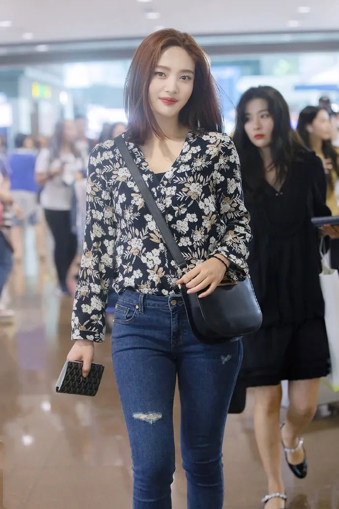 原创朴秀荣是什么神仙妹妹?别人穿着像阿姨的花衣服,她穿更娇媚了