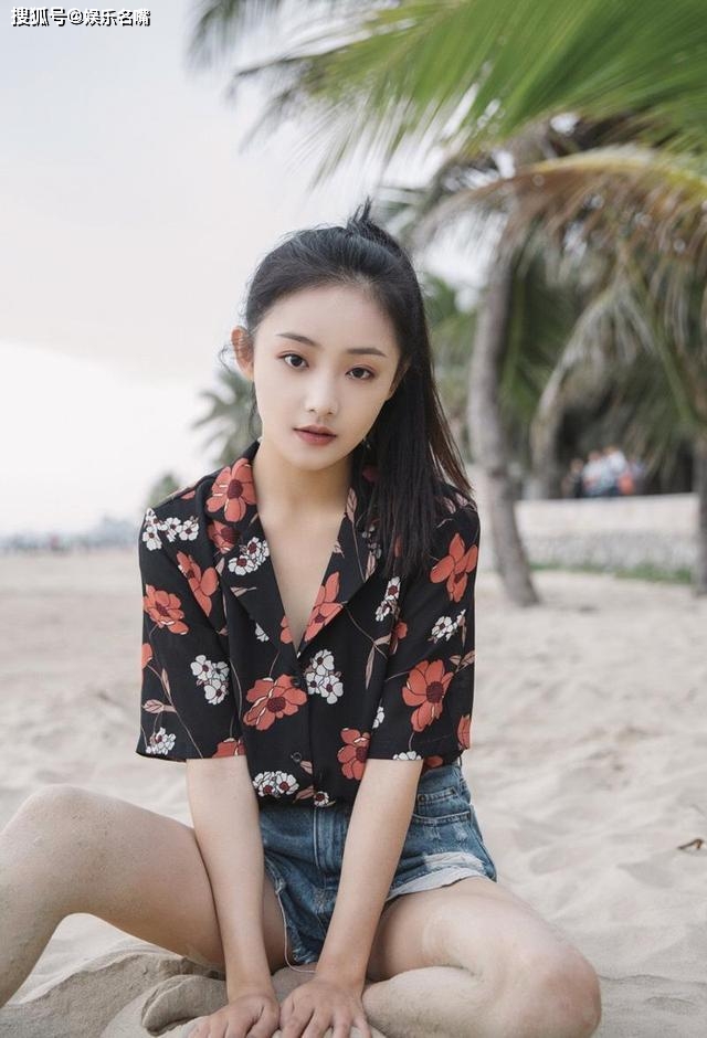 她出道时被评为"惊天美貌",与许凯上演三次情缘_吴佳怡