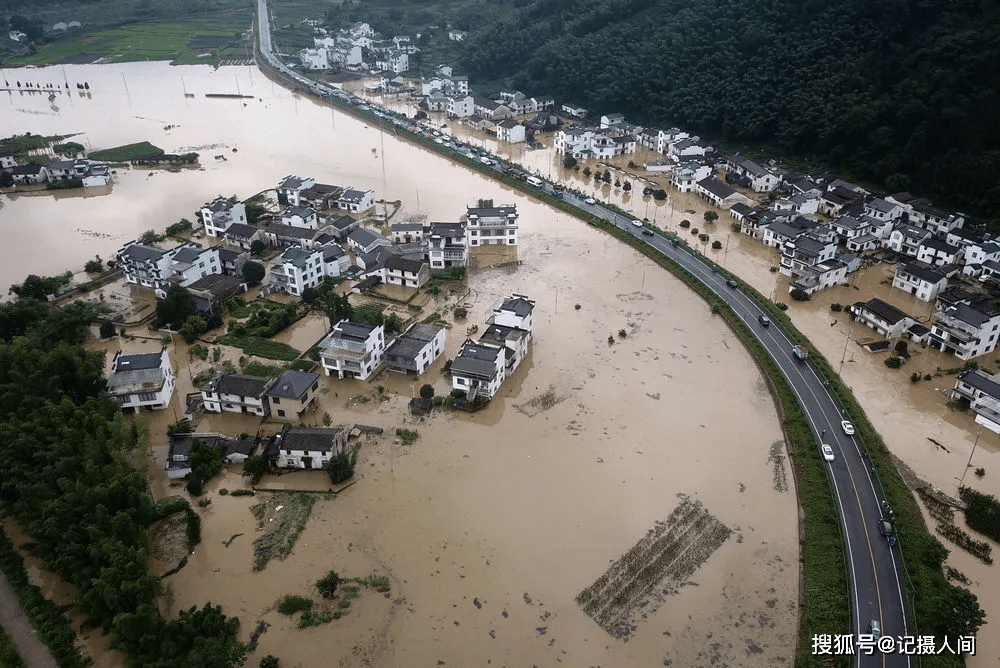 7月6日,安徽省黄山市黄山区三口镇白果树村被洪水包围(无人机照片).