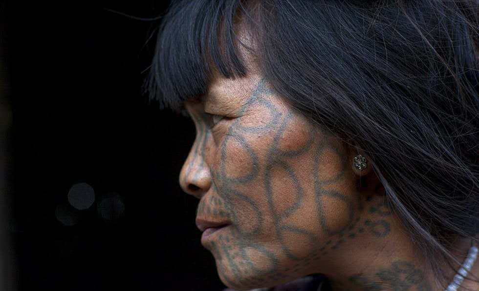 缅甸最神秘的部落,女子自毁容貌保平安,奇特习俗竟源于云南?