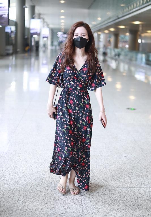 贵妇张萌真会穿黑色小碎花v领喇叭袖连衣裙优雅温柔有气质