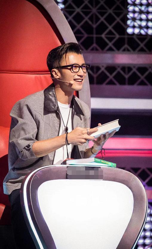 39岁谢霆锋越老越吃香,戴眼镜帅成"撕漫男",难怪王菲如此深爱