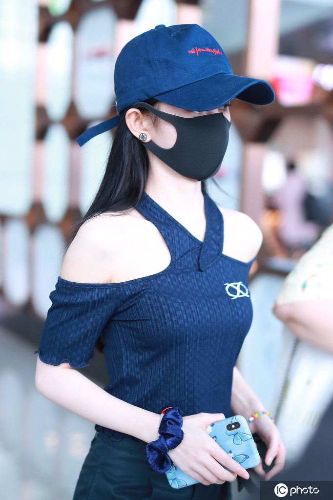 鞠婧祎露出香肩美艳动人 "蚂蚁腰"真实惹人羡慕