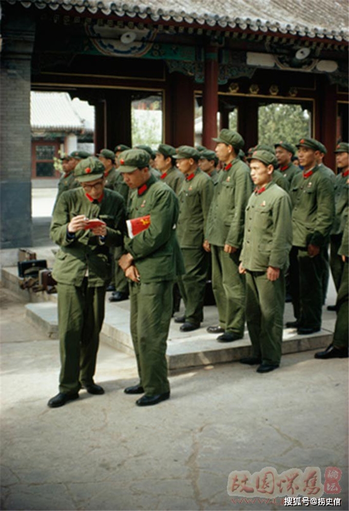 1971年的中国,昔日紫禁城搭台演唱革命歌曲