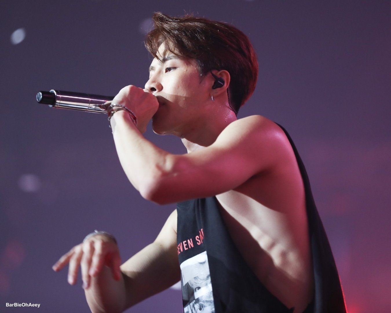 被王嘉尔的鲨鱼线电到了但他还有更戳人的点