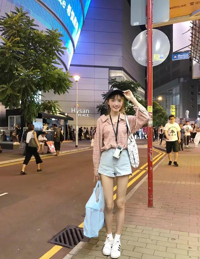 青春似少女,身高165厘米,体重不到80斤的她,长腿比例真是让小编感到