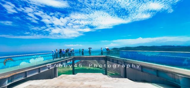 这里有一个超赞的观景台,不仅可以欣赏炳灵湖风光,清澈的黄河水让人