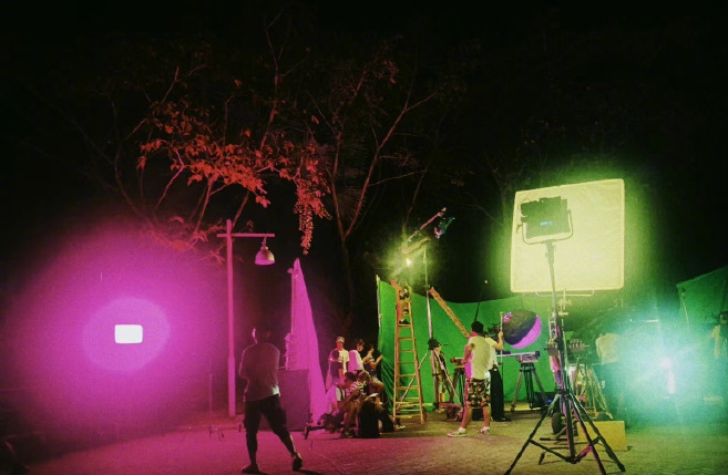 姚晨晒照分享剧组日常 白宇拍夜戏累到"葛优瘫"