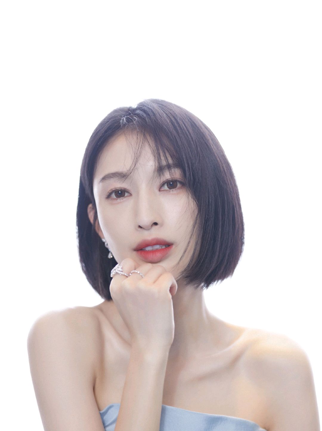 如果你也很喜欢张俪的这一款发型的话,首先要注意几个小点,就是在剪