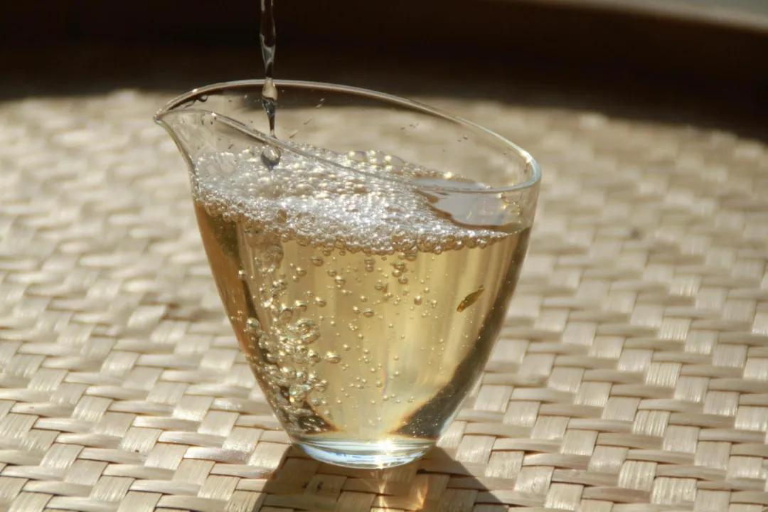 快出水,即是白毫银针从注水结束的那一刻算起到茶汤从盖碗中沥干,中间