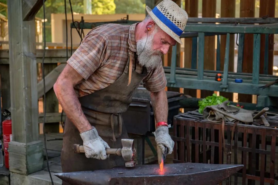 精通金属处理艺术的铁匠正在生产着锁匠和铁制品(格栅,大门,风向标等)