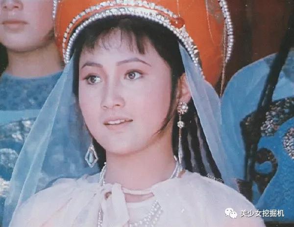 同一年,她又主演了高天红执导,林芳兵,葛存壮等主演的电影《玉碎宫倾