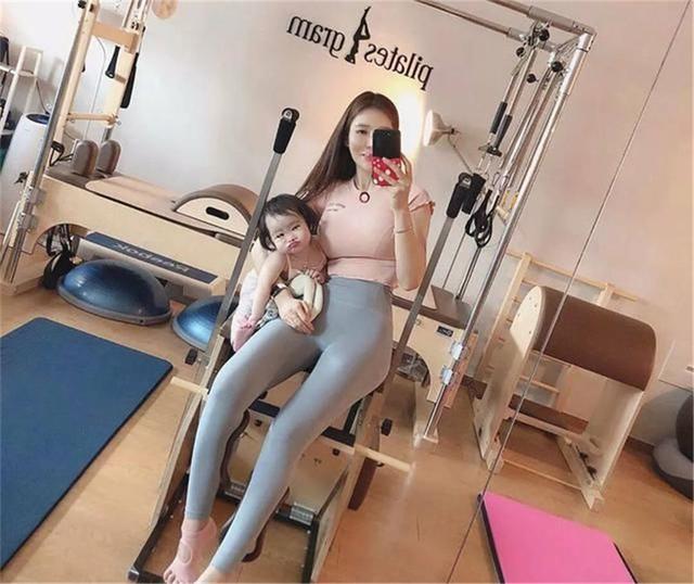 90后宝妈晒娃意外火了,产后身材成亮点,网友:孩子是捡的吧